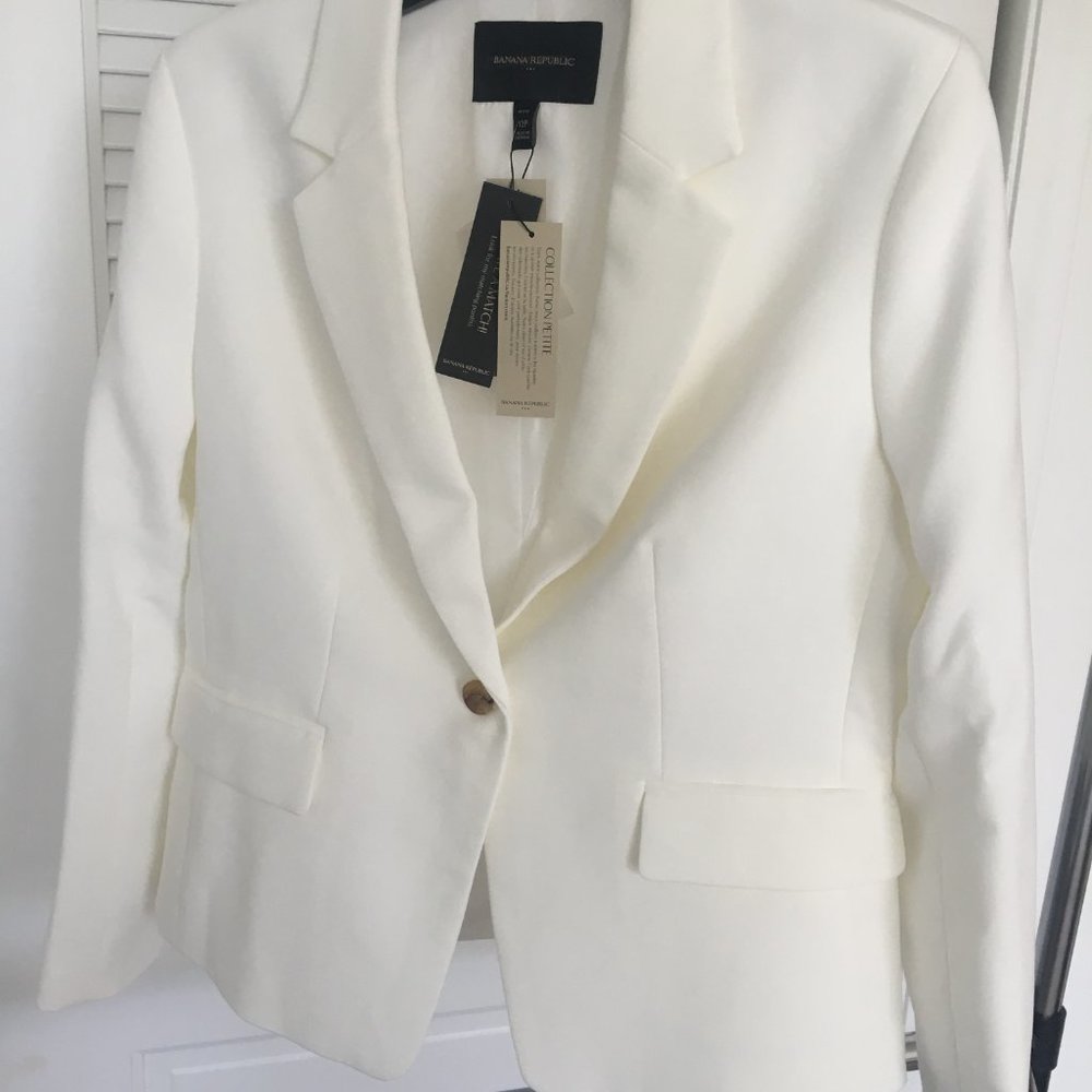 Banana Republic White Blazer--NWT--luxury details AND machine washable